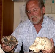 Мишель Бруне с найденным им черепом 
сахелонтропа Фотография взята с сайта

http://www.membrana.ru/articles/global/2002/07/22/185100.html